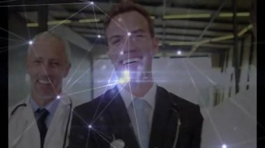 Hastane ortamında ağ bağlantıları olan gülümseyen tıp uzmanları. Sağlık, iletişim, takım çalışması, yenilik, teknoloji, ağ