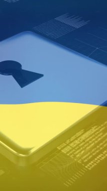 Ukrayna bayrağı üzerinde dijital asma kilit ve veri işleme animasyonu. Ukrayna krizi ve uluslararası politika kavramı dijital olarak oluşturuldu.