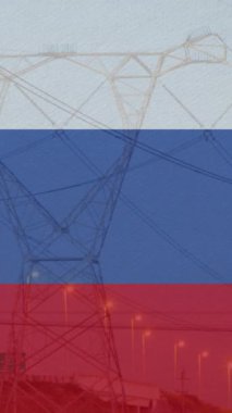 Elektrik direğinin üzerinde Rusya bayrağı ve gün batımında trafik animasyonu. Ukrayna krizi ve uluslararası politika kavramı dijital olarak oluşturuldu.