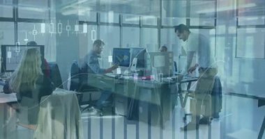 Ofiste, finansal verileri animasyon örtüsüyle işleyen iş adamları var. finans, teknoloji, şirket, analiz, dijital, modern