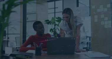 Finansal veri animasyonu ile ofis masasında işbirliği yapan iki kadın. İşbirliği, takım çalışması, iş, strateji, finans, teknoloji