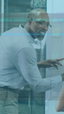 Çeşitli iş adamlarının konuşmaları üzerine veri işleme animasyonu. küresel iş, finans, bağlantılar ve dijital arayüz konsepti dijital olarak oluşturulmuş video.