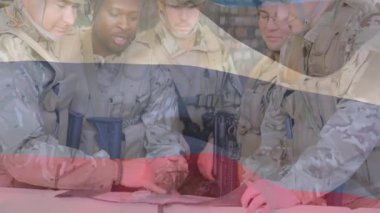 İşbirlikçi, üniformalı askeri personel ve Amerikan bayrağı animasyon örtüsü. Takım çalışması, vatanseverlik, savunma, silahlı kuvvetler, strateji, birlik