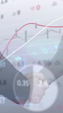 İş adamlarının el sıkışması üzerine finansal veri işleme animasyonu. küresel bağlantılar, iş dünyası, dijital arayüz, teknoloji ve ağ konsepti dijital olarak oluşturulmuş video.