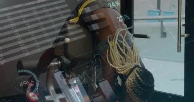 Egzersiz, veri analizi ile yüzdeleri ve grafikleri gösteren kişi. Fitness, technology, statistics, metrics, performance, digital