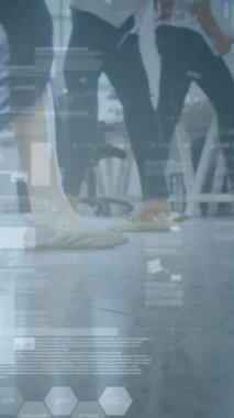 Yürüyen iş adamları üzerinde finansal veri işleme animasyonu. küresel iş, finans ve dijital arayüz kavramı dijital olarak oluşturulmuş video.