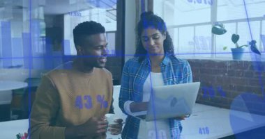 Dijital çizelgelerle verileri tartışmak, modern ofiste iki kişi. İşbirliği, iş, teknoloji, analitik, takım çalışması, yenilik