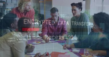 Çeşitli takımlar şifreli veri aktarım animasyon örtüsüyle ofiste işbirliği yapıyor. Takım çalışması, işbirliği, şirket, teknoloji, yenilik, güvenlik
