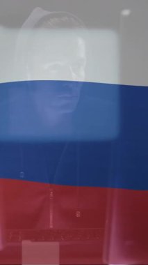 Beyaz erkek hacker animasyonu, veri işleme ve Rusya bayrağı üzerinde asma kilit. Ukrayna krizi, siber savaş ve dijital olarak üretilen uluslararası politika kavramı.