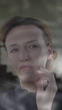 Yanağına dokunan üzgün beyaz kadının şehir manzarası animasyonu. zihinsel sağlık farkındalığı haftası ve dijital olarak üretilen video konsepti.