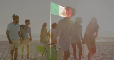 İtalyan bayrağı sallıyor, arka planda animasyon olan bir grup arkadaş sahilde. tatil, turizm, kutlama, arkadaşlık, yaz, mutluluk