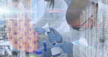 Laboratuvar önlüklü bilim adamları test tüpleriyle çalışıyor, veri işleme animasyonu örtüşüyor. Laboratuvar, araştırma, deney, analiz, bilimsel, yenilik