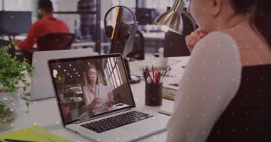 Ofis masasındaki dizüstü bilgisayardan neşeli animasyonlar izleyen kişi. Sanal toplantı, telekonferans, kutlama, tatil, dekorasyon, işyeri