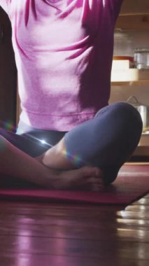 Kafkas kadın üzerinde yoga ve meditasyon yapan ışık lekelerinin canlandırılması. dünya meditasyon günü ve dijital olarak üretilen video konsepti.