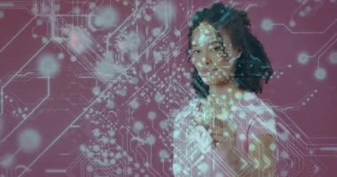 Dijital devre kartı animasyonuyla etkileşim, pembe arka plandaki kadın. Teknoloji, yenilik, elektronik, fütüristik, teknoloji, etkileşim