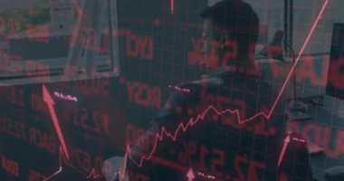 Mali veriler inceleniyor, kırmızı grafikleri ve numaraları olan iş adamı ofiste. Finans, analiz, ekonomi, şirket, yatırım, strateji