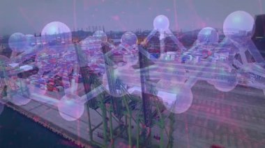 Nakliye konteynırları ve vinçlerle donatılmış liman moleküler yapı animasyonlarıyla dolu. Lojistik, ulaşım, küresel, ticaret, sanayi, teknoloji