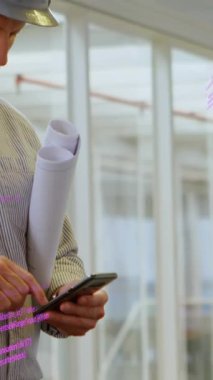 Kafkasyalı erkek işçinin akıllı telefon kullanarak veri işleme animasyonu. küresel iş ve dijital arayüz kavramı dijital olarak oluşturulmuş video.