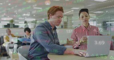 Ofiste, mali verileri ve borsa eğilimlerini tartışan meslektaşlar animasyon yapıyor. Finans, iş, takım çalışması, analiz, yatırım, şirket