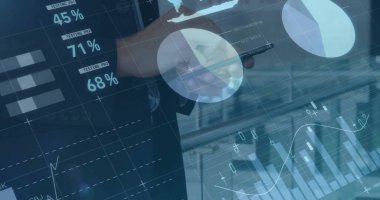 Ofiste akıllı telefon kullanan beyaz iş adamının mali veri işleme görüntüsü. Küresel finans, iş, bağlantılar, hesaplama ve veri işleme kavramı dijital olarak oluşturuldu.