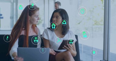 Farklı meslekdaşların ofiste iş görüşmesi üzerine ekoloji simgeleri. Küresel iş ve dijital arayüz kavramı dijital olarak oluşturulmuş görüntü.