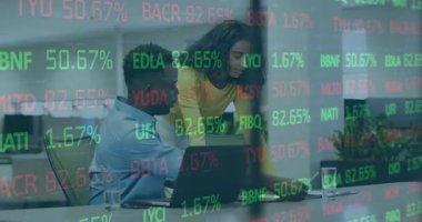 Ofis ortamında borsa veri animasyonuyla iş birliği yapan profesyoneller. Takım çalışması, şirket, finans, analitik, strateji, yatırım