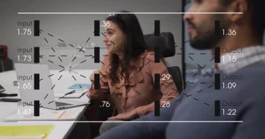 Ofiste, profesyoneller veri işleme animasyon örtüsüyle iş toplantısını tartışıyor. işbirliği, takım çalışması, teknoloji, yenilik, analitik, kurumsal