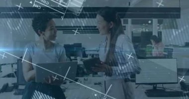 Dijital veri ile animasyonu birleştirmeyi tartışan iki kadın. İş, takım çalışması, teknoloji, yenilik, işbirliği, analitik