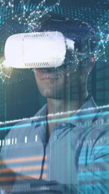VR kulaklıklı beyaz adamın veri işleme animasyonu. küresel teknoloji ve dijital arayüz kavramı dijital olarak oluşturulmuş video.