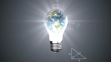 Okul ortamında matematiksel denklemlerle parlayan ampulün animasyonu. Eğitim, yenilik, yaratıcılık, ilham, bilgi, matematik
