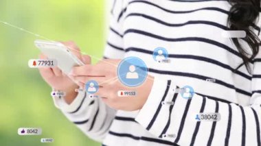 Akıllı telefon kullanarak, animasyon üzerine kurulu sosyal medya bildirimleri alan kişi. Teknoloji, iletişim, bağlantı