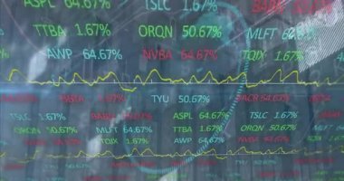 Finans bölgesindeki gökdelenlerin borsa verileri ve grafikleri örtülüyor. Finans, teknoloji, şehir manzarası, yatırım, iş, veri görselleştirmesi
