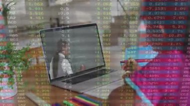 Okulda, sanal toplantı dizüstü bilgisayarında finansal verileri kapsayan animasyon. Finans, teknoloji, iş, çevrimiçi işbirliği, ekonomi