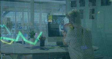 Modern ofisteki kişi video konferansı üzerine yeşil finansal grafik animasyonu. Finans, dijital, teknoloji, iletişim, iş, analitik