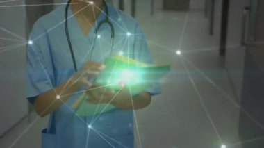 Hastanede, önlüklü sağlık uzmanı dijital ağ animasyonuyla etkileşimde. teknoloji, yenilik, tıbbi, etkileşim, bağlantı