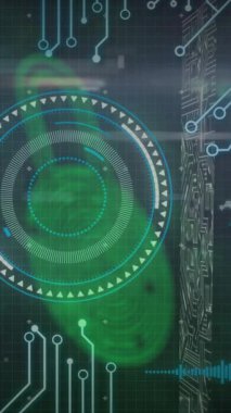 Kapsamlı tarama ve kara arkaplanda veri işleme animasyonu. küresel teknoloji ve dijital arayüz kavramı dijital olarak oluşturulmuş video.