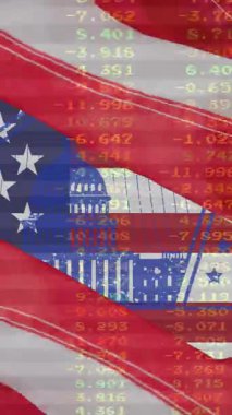 Amerika Birleşik Devletleri bayrakları üzerinde istatistik ve mali veri işleme animasyonu. Amerikan vatanseverliği, bağımsızlık ve iş konsepti dijital olarak üretilen video,