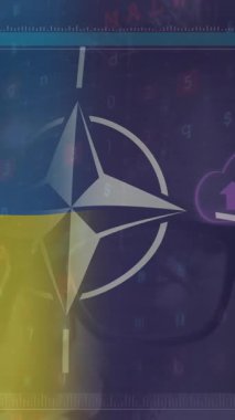 Beyaz erkek hacker animasyonu ve NATO ve Ukrayna bayrağı üzerinde veri işleme. Ukrayna krizi, siber savaş ve dijital olarak üretilen uluslararası politika kavramı.