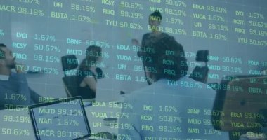 Konferans odasında, çeşitli takımlar borsa verilerini animasyon örtüsüyle tartışıyor. İş, takım çalışması, finans, analitik, teknoloji, işbirliği