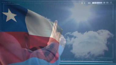 Şili bayrağı bulutlu gökyüzünde dijital veri işleme animasyonuyla dalgalanıyor. Teknoloji, ulusal, bulutlar, sembolik