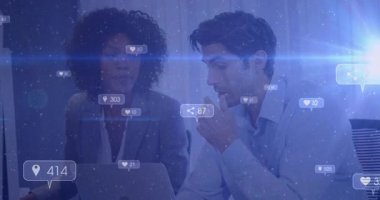 Sosyal medya analizleri, dijital animasyon simgelerine sahip çeşitli profesyoneller tartışılıyor. Teknoloji, veri, takım çalışması, iletişim, dijital pazarlama, çeşitlilik