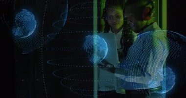 Dijital dünya animasyonu, loş ofisteki çeşitli profesyonellerin işbirliği üzerine. İşbirliği, takım çalışması, çeşitlilik, teknoloji, yenilik, beyin fırtınası