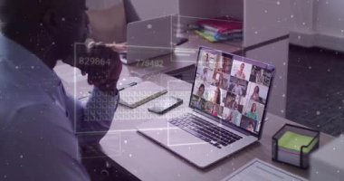 Bilgisayar ekranında veri işleme animasyon örtüsüyle sanal toplantı. İş, teknoloji, yenilik, uzaktan kumanda, takım çalışması, dijital