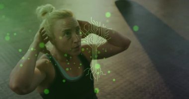 Spor salonunda dijital devre animasyonu yapan birini çalıştırmak. Fitness, teknoloji, yenilik, sağlık, egzersiz, atlet