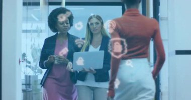 Ofiste, iş kadınları dijital kilit animasyonu ile siber güvenliği tartışıyor. Teknoloji, işbirliği, ağ, koruma, veri, yenilik