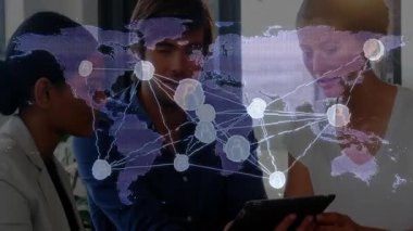 Küresel ağ bağlantıları ile işbirliği, ofiste iş profesyonelleri. Ağ oluşturma, takım çalışması, şirket, bağlantı, işbirliği, ortaklık