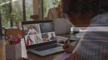 Merkez ofiste, şifreleme veri animasyonu eşleşen görüntülü insanlar var. Uzaktan çalışma, dijital güvenlik, video konferansı, teknoloji, siber güvenlik, sanal toplantı