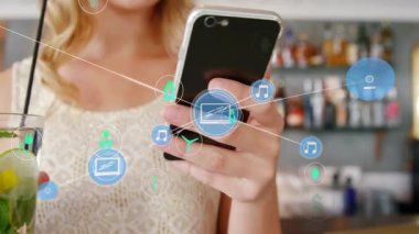 Kafede akıllı telefon kullanan bir kadın için dijital simgeler ve ağ bağlantıları. Teknoloji, bağlantı, iletişim, ağ, internet, çevrimiçi