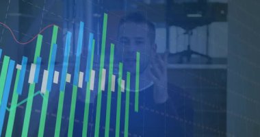 Ofiste çalışmak, finansal veri tablolarını animasyon örtüsüyle analiz etmek. İş, analitik, finans, teknoloji, dijital, profesyonel