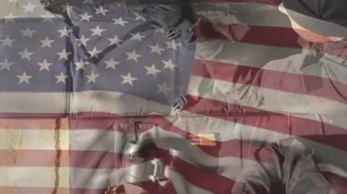 Amerikan bayrağı taşıyan kişi vatanseverliği ve savunmayı sembolize eder. Özgürlük, ordu, silahlı kuvvetler, koruma, ulusal gurur, onur
